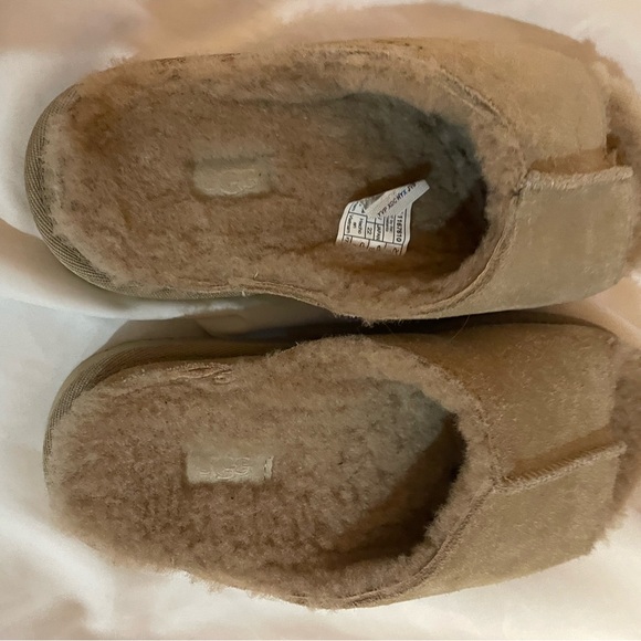 UGG Greenport Slides in Sand Size 5 - Picture 5 of 10